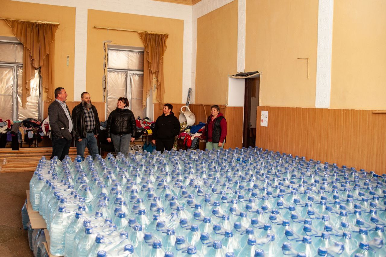 Після обстрілу водогону благодійники доставили на Нікопольщину 33 тонни питної води