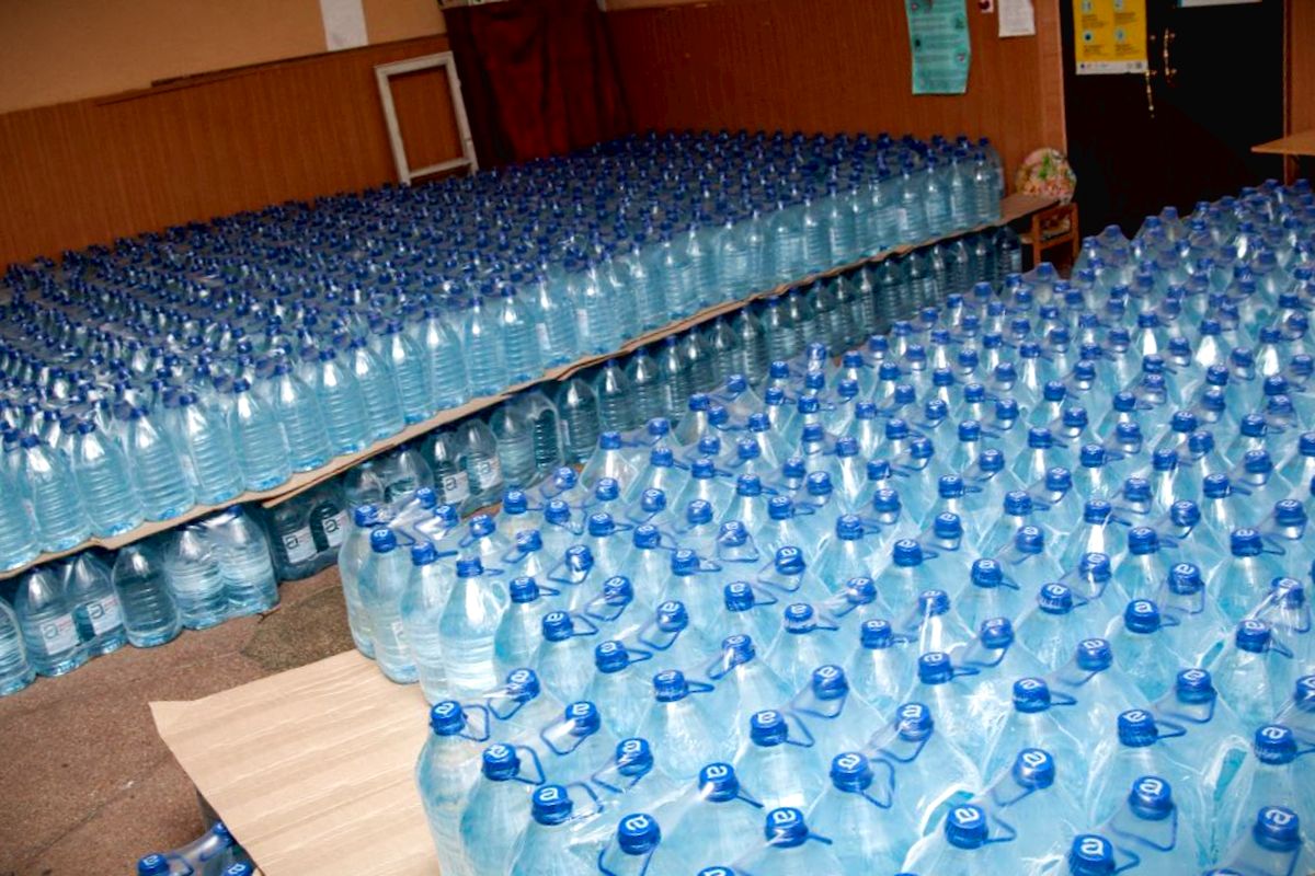 Після обстрілу водогону благодійники доставили на Нікопольщину 33 тонни питної води