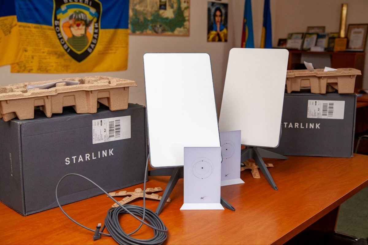 Колектив Нікопольської РВА закупив термінали Starlink для ЗСУ
