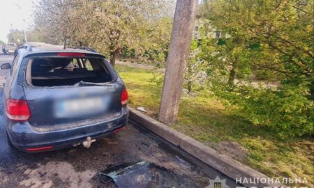 Загорілись автомобілі, що стояли вздовж дороги: поліція про обстріли Нікополя 14 квітня