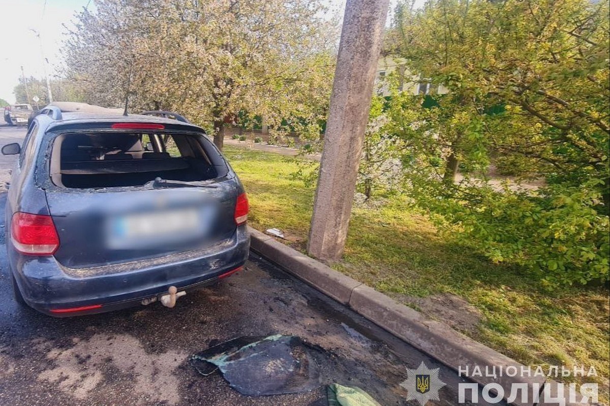 Загорілись автомобілі, що стояли вздовж дороги: поліція про обстріли Нікополя 14 квітня