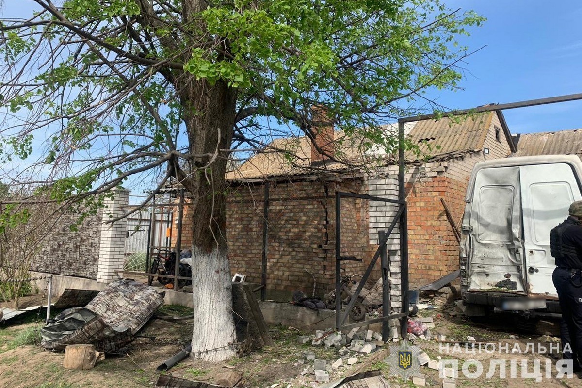 Під ударом ворога перебували 5 громад Нікопольщини: поліція показала фото наслідків атак