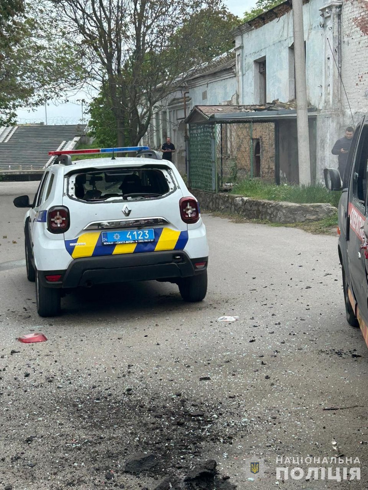У Нікополі ворог прицільно обстріляв авто поліції і ДСНС під час документування наслідків атак 