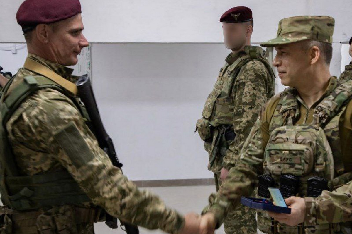 Пройшли пекельні бої: трьох воїнів з Дніпропетровщини нагородив Головнокомандувач ЗСУ