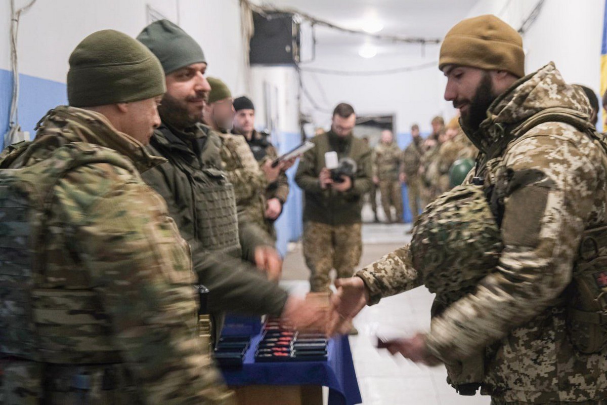Пройшли пекельні бої: трьох воїнів з Дніпропетровщини нагородив Головнокомандувач ЗСУ