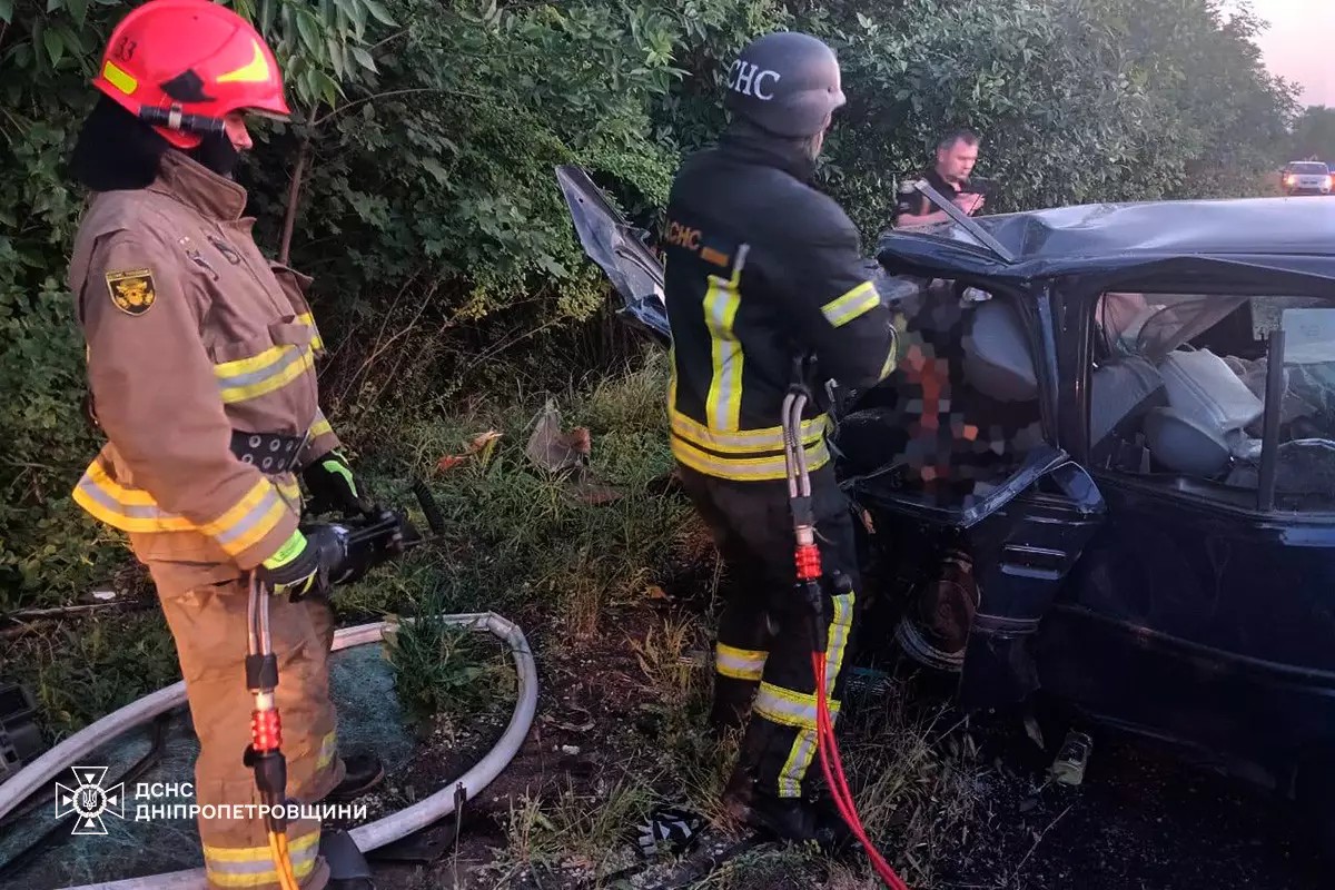 На Нікопольщині сталася смертельна ДТП: тіло водія деблокували, троє постраждалих у лікарні
