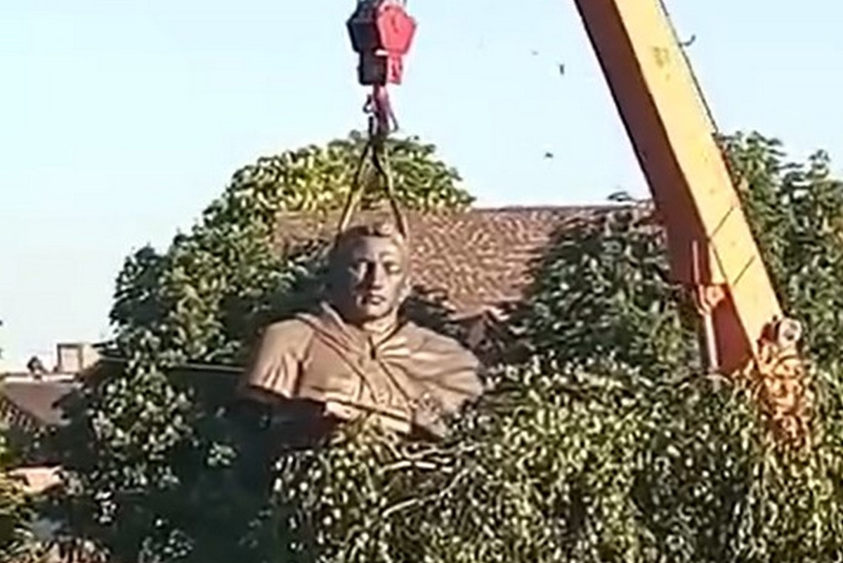 У Нікополі демонтували пам’ятник Усову (відео)