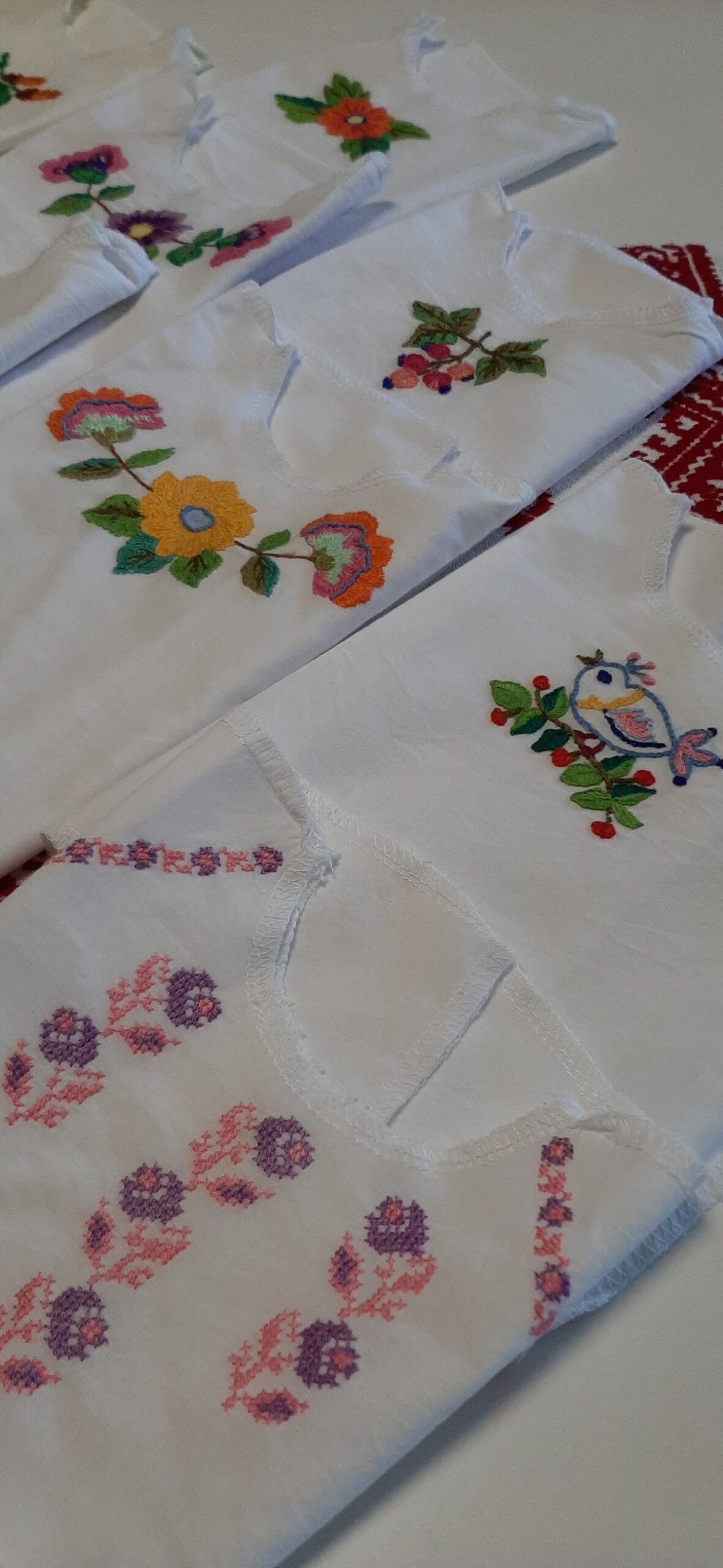Майстрині з Нікопольщини вишили сорочечки для немовлят в рамках проєкту «Народжений у вишиванці»