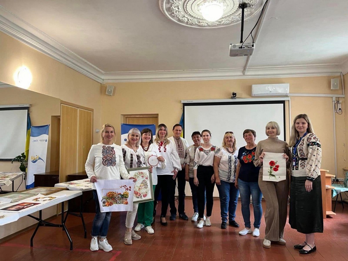 Майстрині з Нікопольщини отримали нагороди за участь в акції «Народжені в вишиванках»