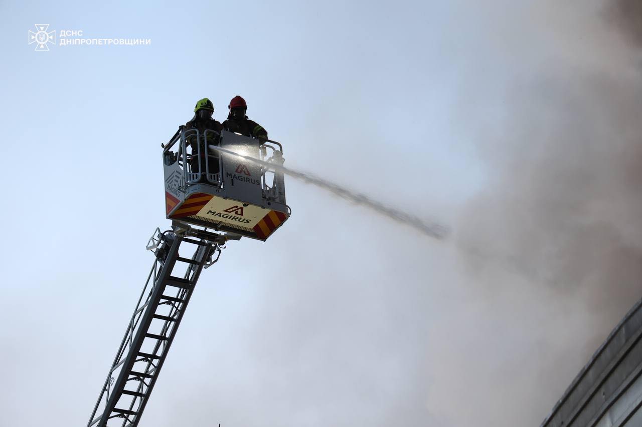 118 рятувальників гасили масштабні пожежі у Дніпрі після нічної атаки дронами 5 травня (фото)