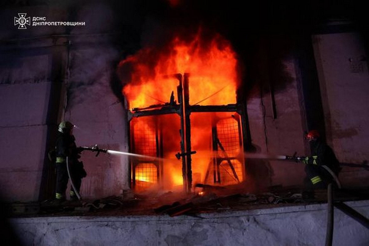 118 рятувальників гасили масштабні пожежі у Дніпрі після нічної атаки дронами 5 травня (фото)
