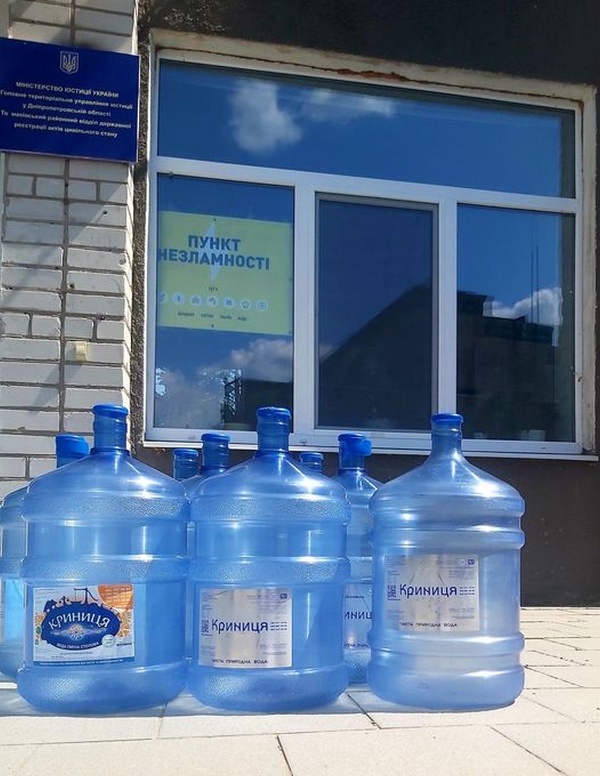 Томаківська громада отримала благодійну допомогу у вигляді 20-літрових бутлів з водою та помпами
