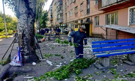 На цьому тижні у Нікополі багато руйнувань через обстріли: комунальники усувають наслідки