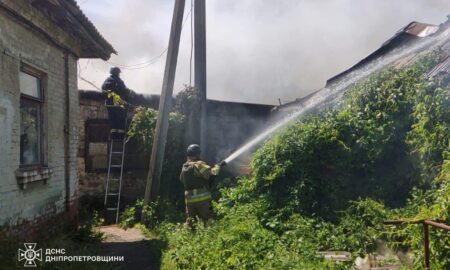 У Нікополі внаслідок обстрілів горіло підприємство на площі 150 квадратних метрів