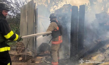 7 рятувальників гасили пожежу у Нікополі, яка виникла внаслідок обстрілу