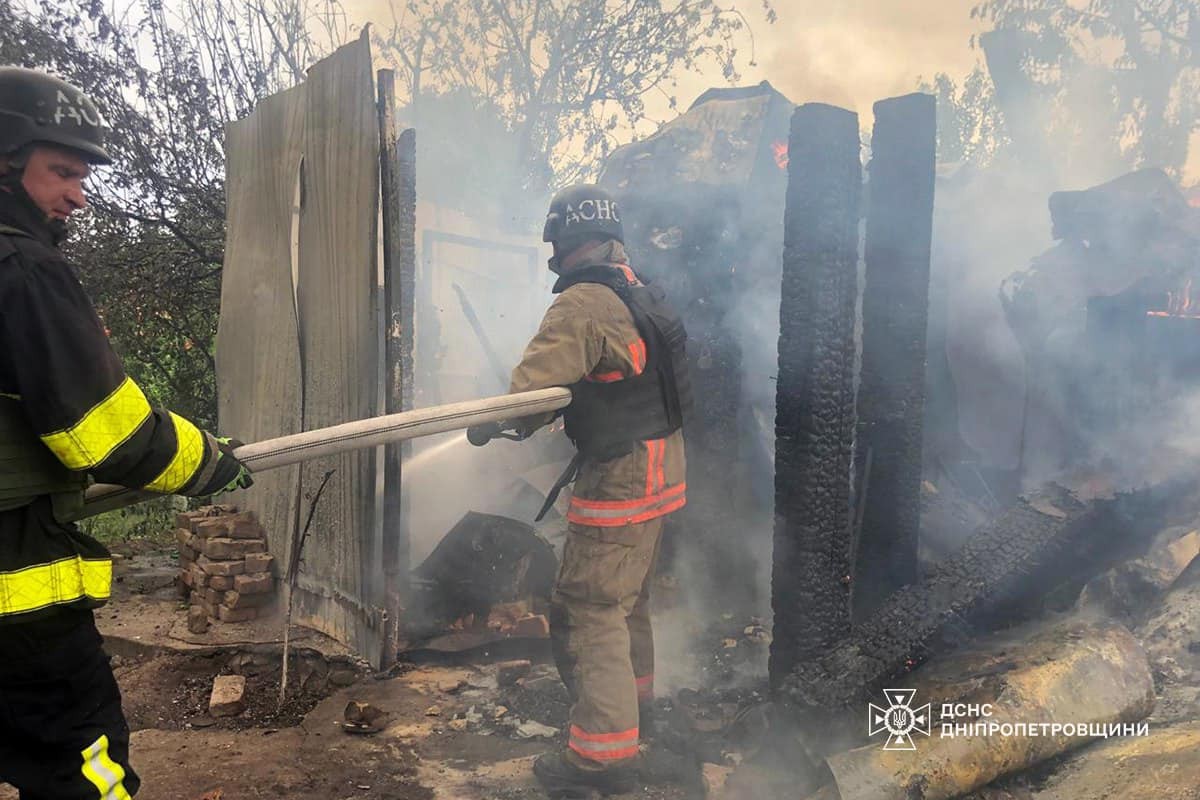 7 рятувальників гасили пожежу у Нікополі, яка виникла внаслідок обстрілу