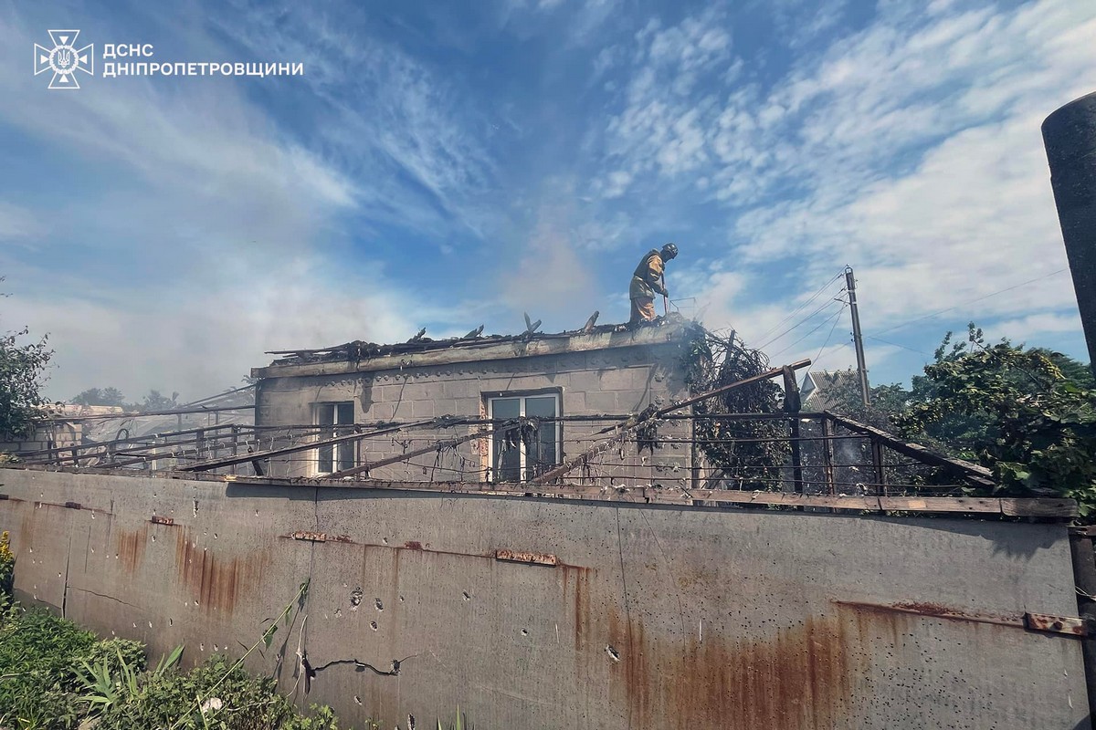 Ворог обстріляв 4 громади Нікопольщини: у Нікополі виникла пожежа, понівечено будинки (фото, відео)