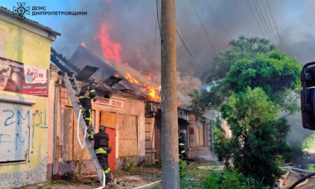 Внаслідок ворожого обстрілу у Нікополі горіла будівля на площі 225 кв.м