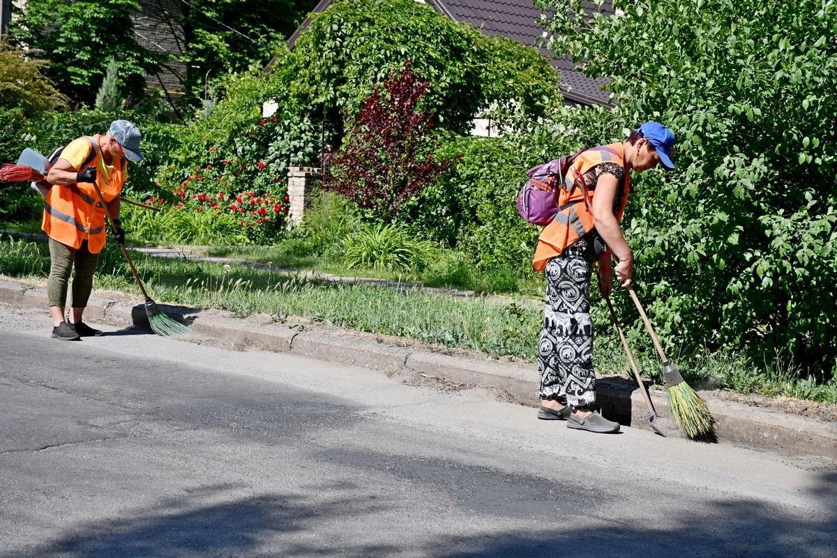 Комунальники у Нікополі проводять екстрений ремонт після обстрілів, латають дороги, прибирають вулиці (фото)