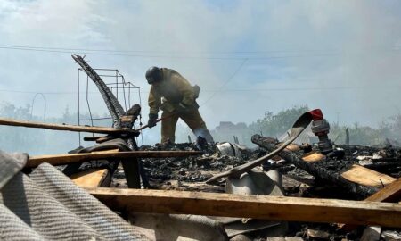 Ворог обстріляв 4 громади Нікопольщини: у Нікополі виникла пожежа, понівечено будинки (фото, відео)