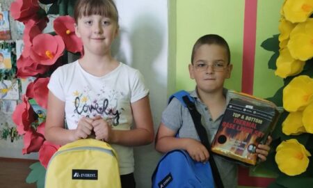 Діти Нікопольщини отримали нові рюкзаки від благодійників (фото)