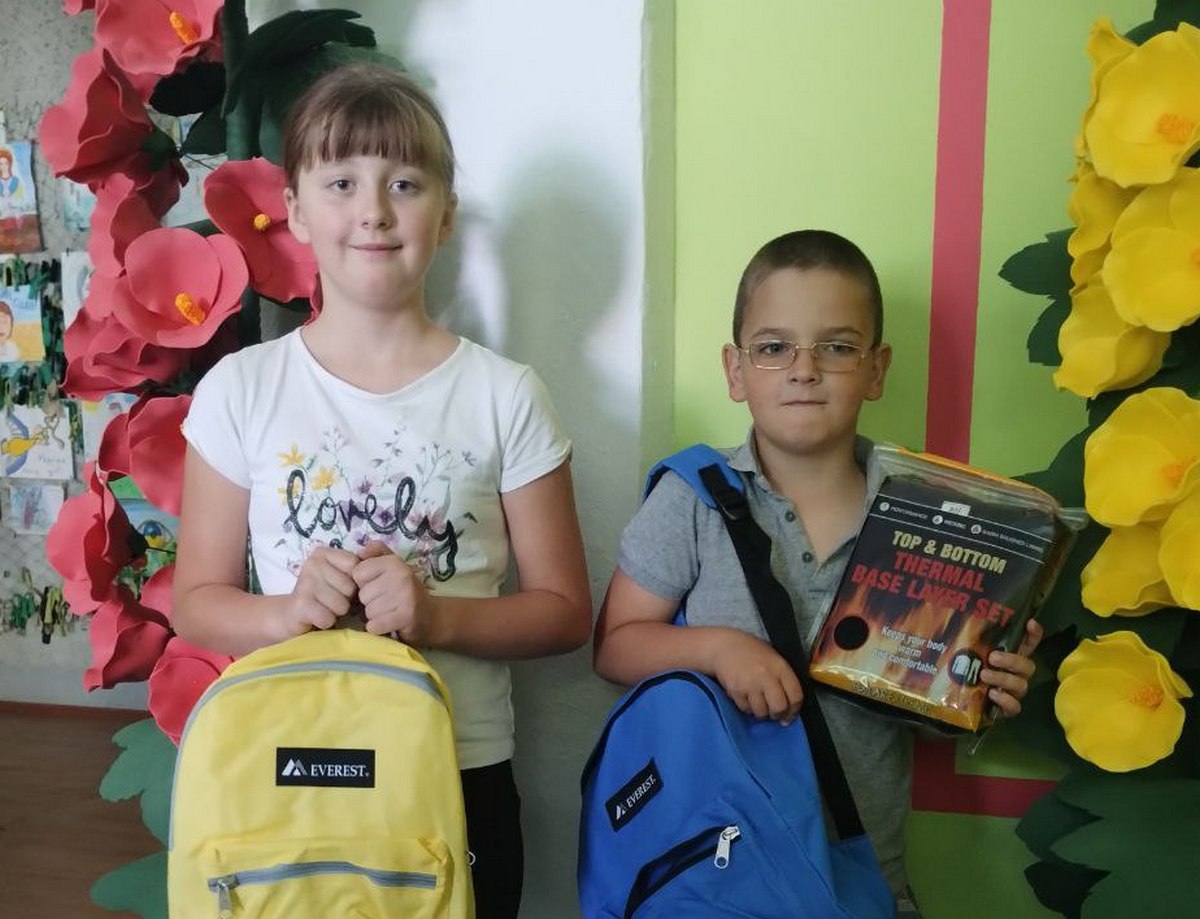 Діти Нікопольщини отримали нові рюкзаки від благодійників (фото)