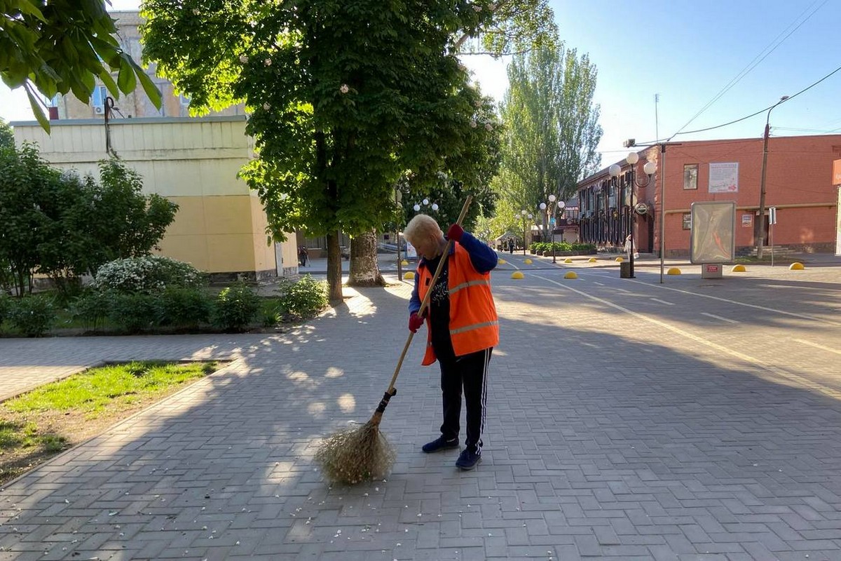Комунальник Покрова продовжують дбати про чистоту у місті