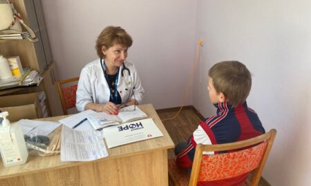 Лікарі Нікопольської дитячої лікарні проводять прийом пацієнтів у громадах райо