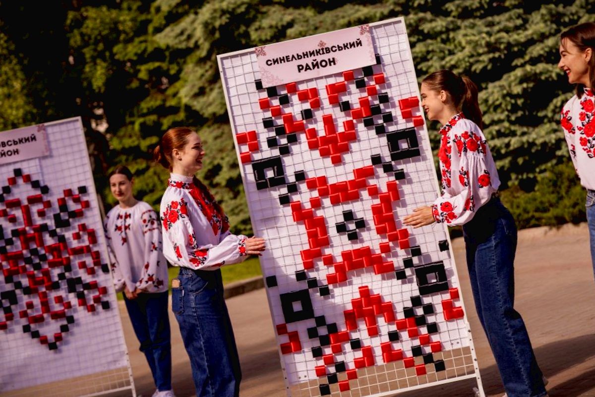 Молодь Дніпропетровщини презентувала орнаменти області