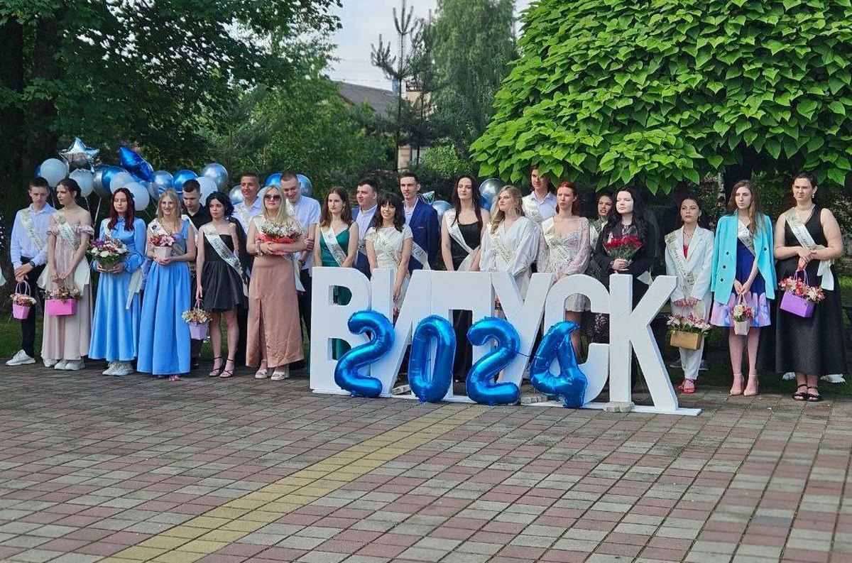 На Дніпропетровщині понад 17 тисяч одинадцятикласників закінчують школу (фото)