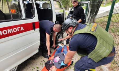 Рятувальники Нікополя евакуювали до лікарні постраждалу працівницю 