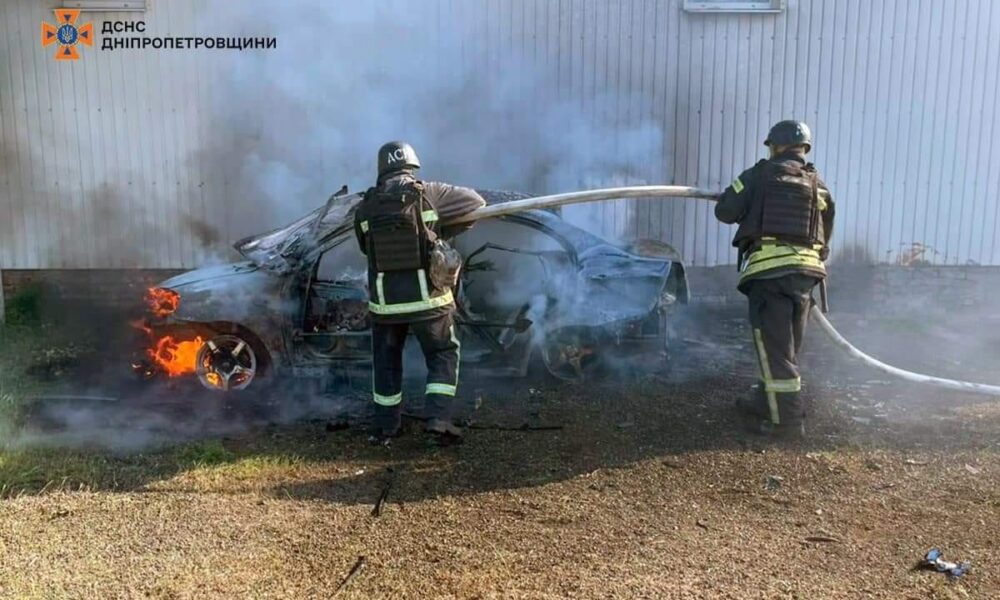 У Нікополі згоріла автівка внаслідок обстрілу 2 травня (фото)