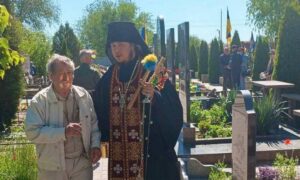 У Нікополя на Алеї почесних поховань священники ПЦУ провели панахиду за полеглими захисниками Україн
