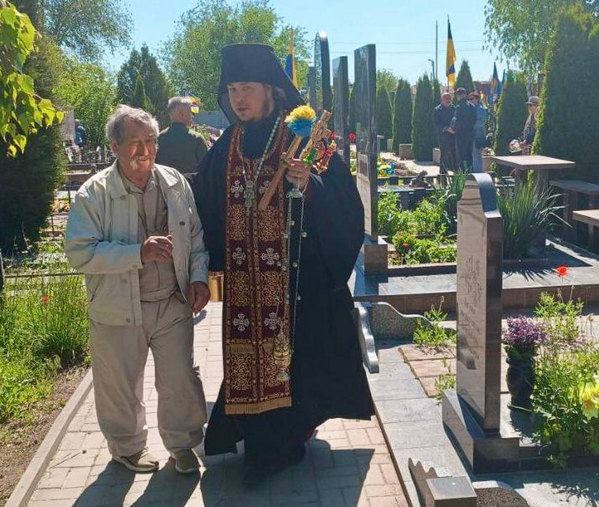 У Нікополя на Алеї почесних поховань священники ПЦУ провели панахиду за полеглими захисниками Україн