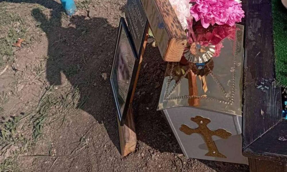 У Покрові на могилі загиблого Героя зламали хрест