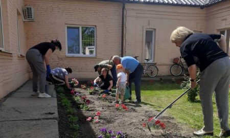 У Томаківці навколо центру соціальної допомоги висадили квіти