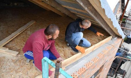 як у Нікополі відновлюють пошкоджене ворогом житло