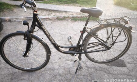 У Нікополі чоловік біля магазину відібрав у 13-річного хлопця велосипед