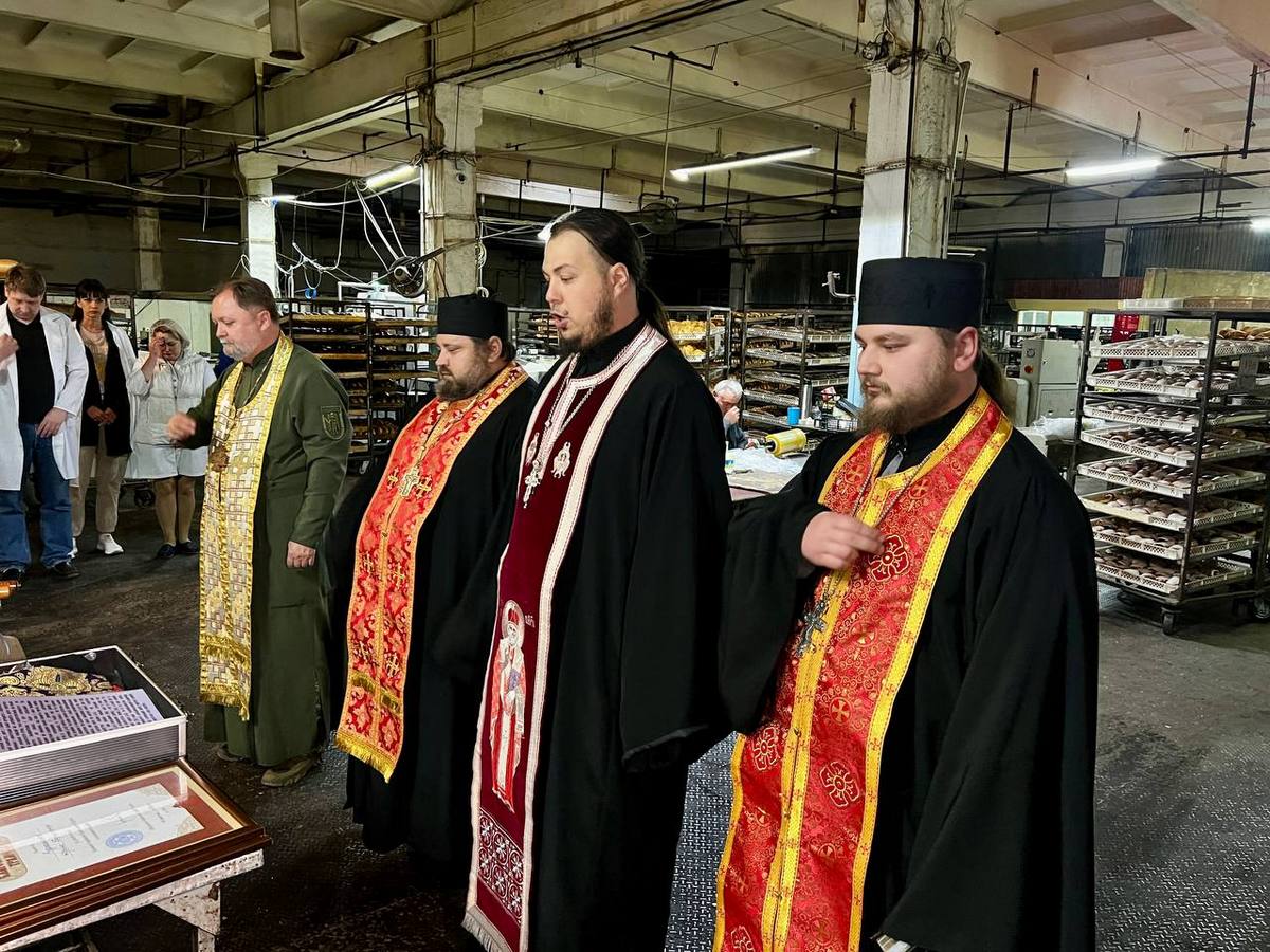 У Нікополі на хлібокомбінаті священники ПЦУ освятили паски