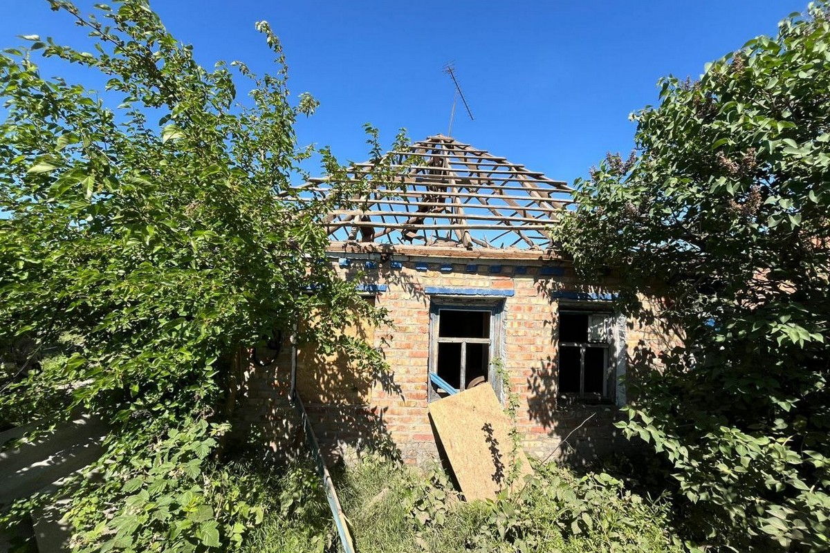 In Nikopol, a woman was injured, a church and houses were damaged, and a fire broke out as a result of shelling on May 4.