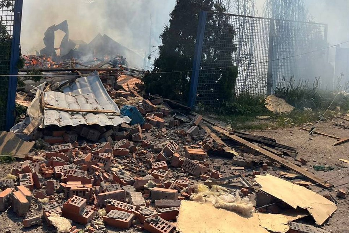 У Нікополі поранено жінку, понівечено церкву і будинки, спалахнули пожежі внаслідок обстрілів 4 травня