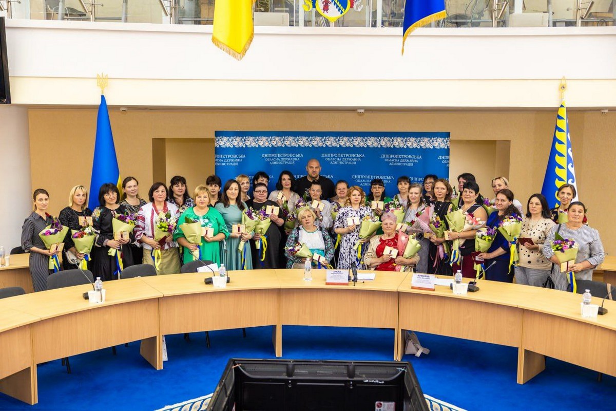 Разом виховують 257 дітей: ще 43 жінки з Дніпропетровщини отримали звання Мати-героїня (фото)