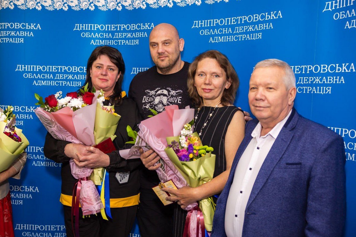 Разом виховують 257 дітей: ще 43 жінки з Дніпропетровщини отримали звання Мати-героїня (фото)