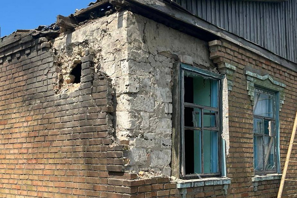 Весь день ворог гатив по Нікопольщині: 27 атак, є поранений, десятки понівечених будівель