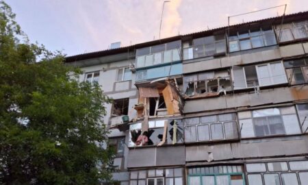 У Нікополі побито багатоповерхівки, школу, медзаклад, магазини внаслідок нічних обстрілів 26 травня (фото)