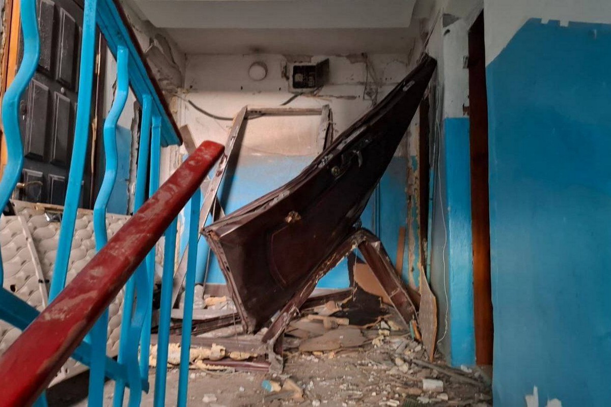 У Нікополі побито багатоповерхівки, школу, медзаклад, магазини внаслідок нічних обстрілів 26 травня (фото)