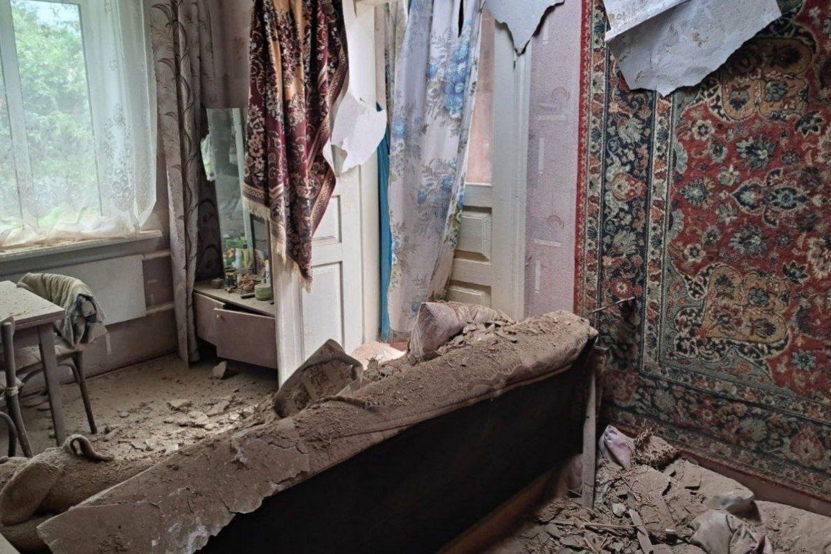 Ворог 10 разів гатив по Нікопольщині: у Нікополі є поранена, понівечено 25 будинків,  медустанову, автівки (фото)