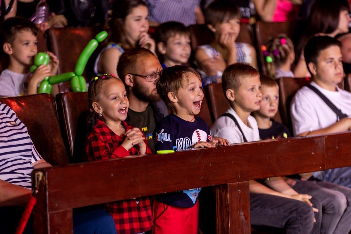 На Дніпропетровщині влаштували свято напередодні Дня захисту дітей – запросили до цирку 600 малят (фото)