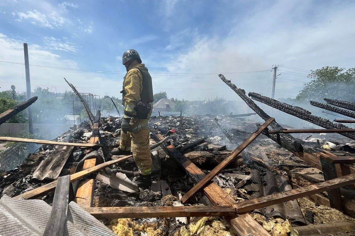 Ворог обстріляв 4 громади Нікопольщини: у Нікополі виникла пожежа, понівечено будинки (фото, відео)