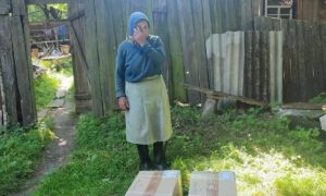 Вона плакала від радості: нікопольці допомогли жінці, яка абсолютно сама живе на кордоні з Росією